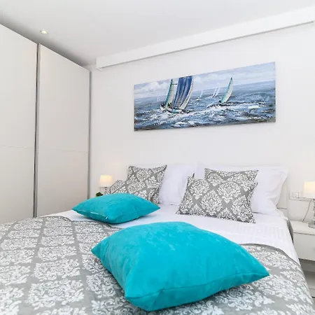 Sani - Modern Apartment Split