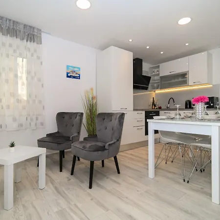 Sani - Modern Apartment Split